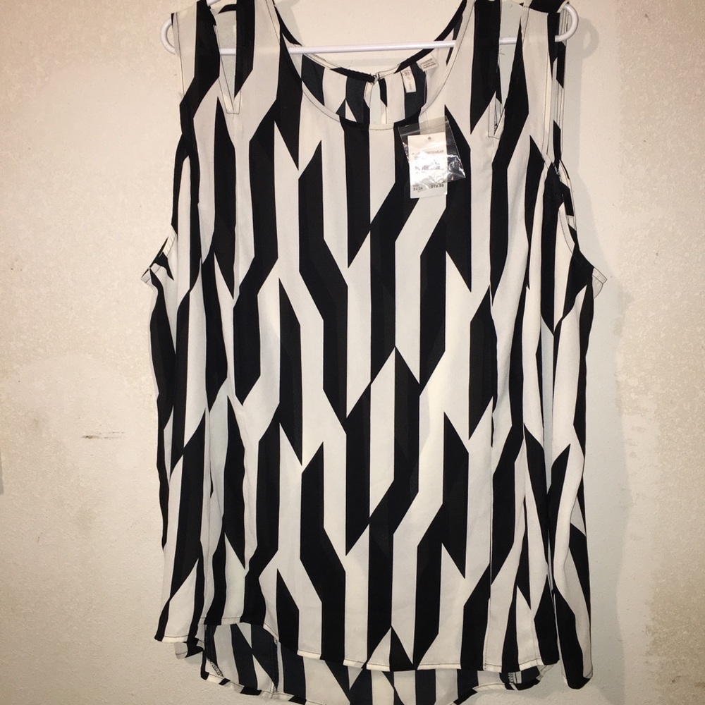 Plus size sleeveless b&w blouse